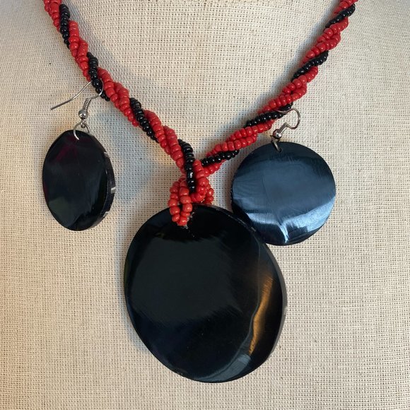 💰 5 FOR $40 / VINTAGE RED & BLACK BEADED "SEASHELL" NECKLACE AND EARRINGS (VGUC) - Picture 2 of 5